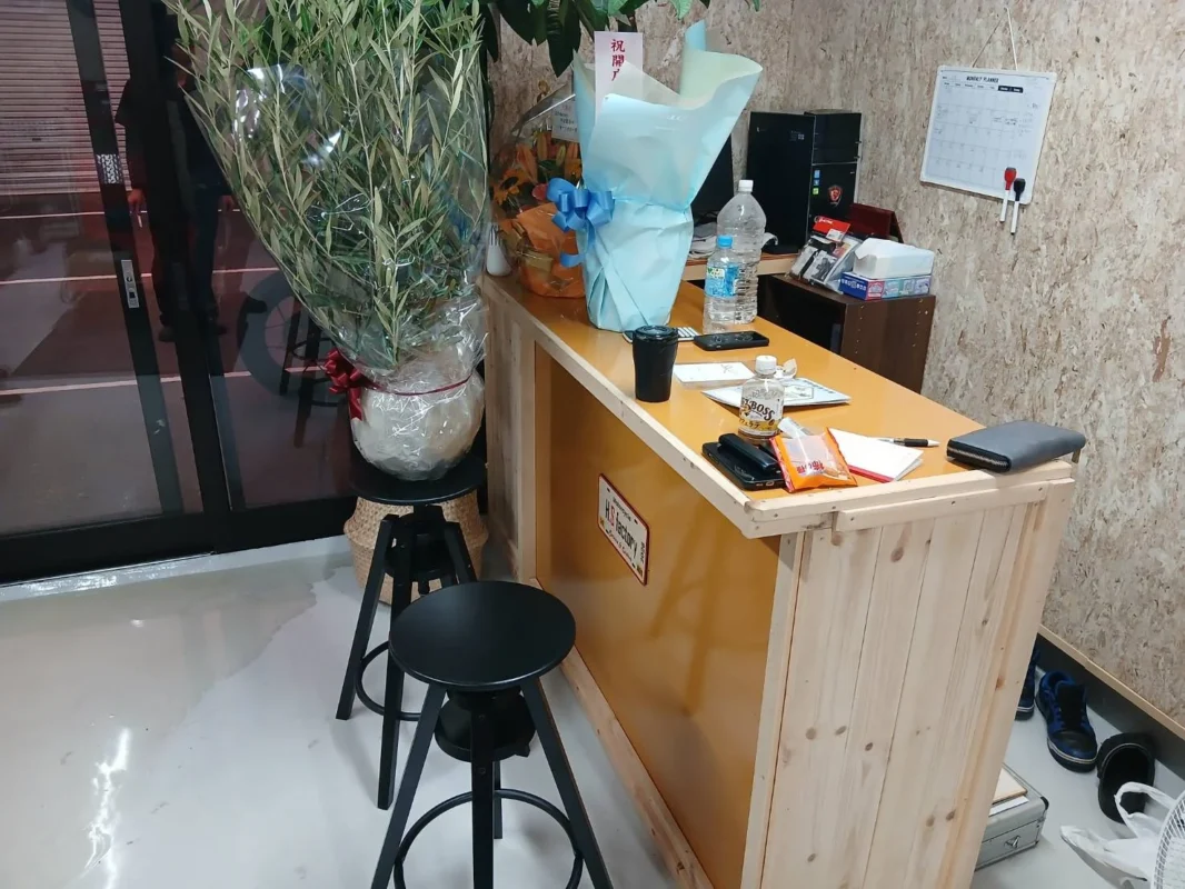 開店祝いの花や観葉植物が並ぶH.S factoryの店内カウンター