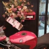 2026年8月1日にオープンしたH.S factoryの店舗前と赤いバイク