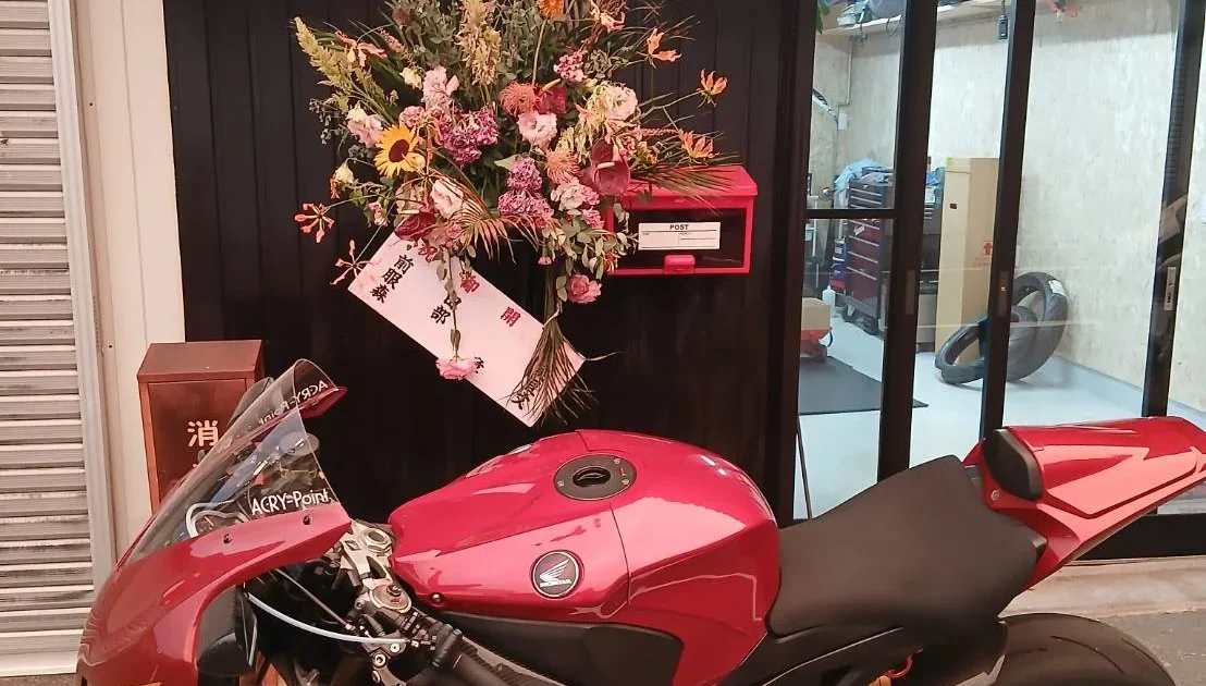 2026年8月1日にオープンしたH.S factoryの店舗前と赤いバイク