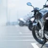 駐車したバイクの後部とナンバープレートを写したイメージ