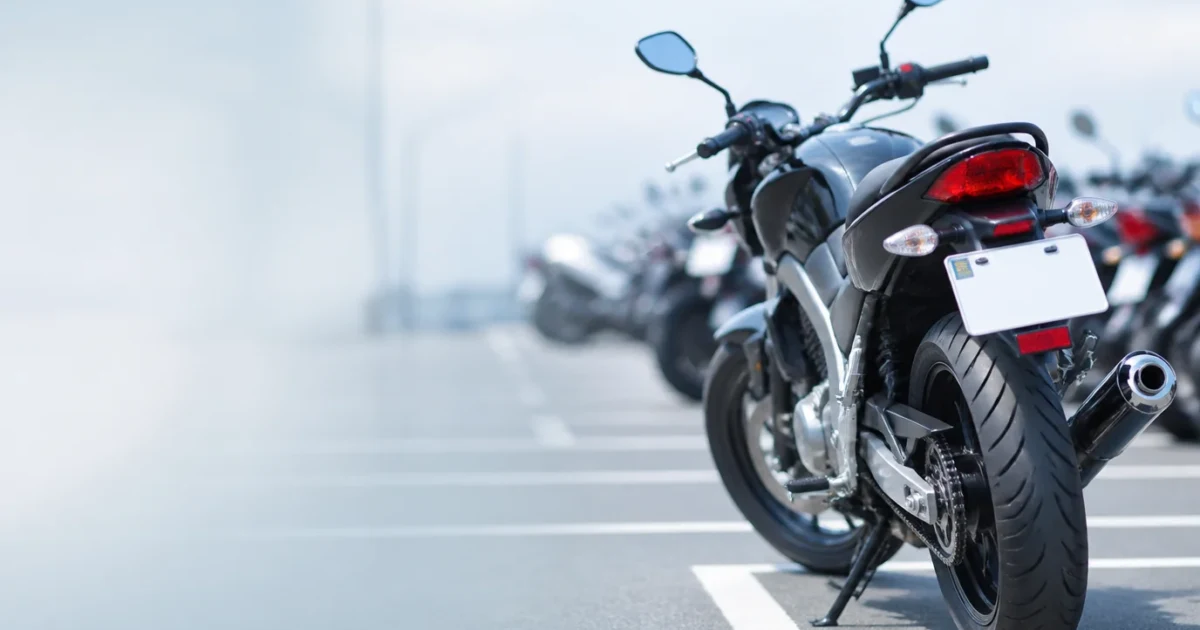 駐車したバイクの後部とナンバープレートを写したイメージ